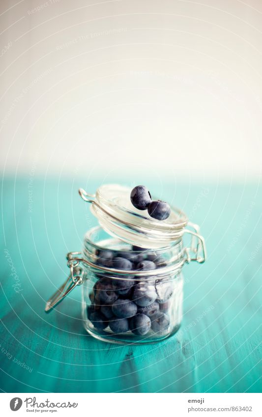 BLUE Frucht Blaubeeren Beeren Ernährung Fingerfood Glas frisch lecker natürlich süß blau Farbfoto Innenaufnahme Nahaufnahme Menschenleer Textfreiraum oben