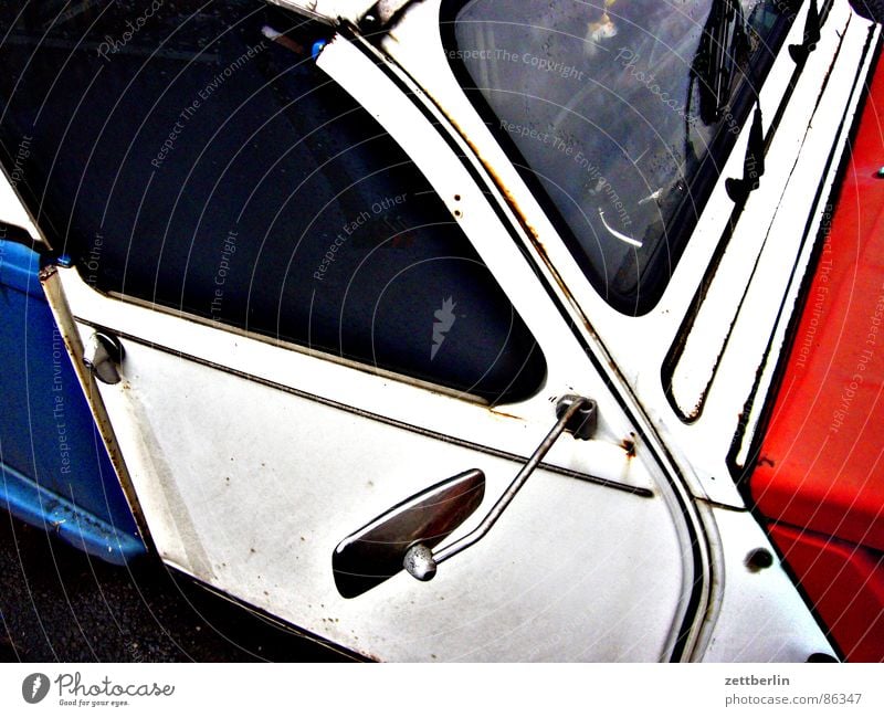 Ente Gebrauchtwagen Tricolore Oldtimer Verkehr 2cv PKW blau weiß rot mehrfarbig Autotür Rückspiegel Windschutzscheibe klassisch typisch Patriotismus Wahrzeichen