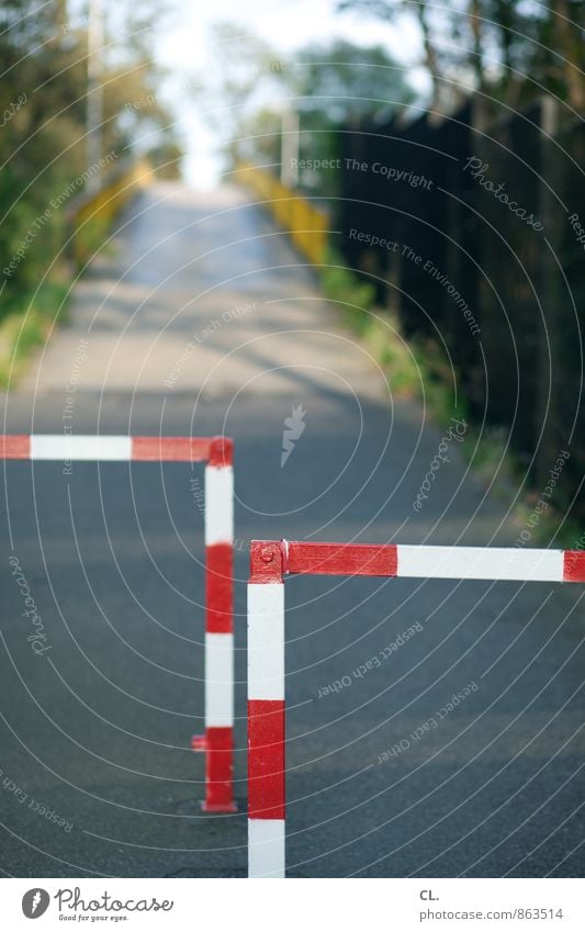 da muss man durch Verkehr Verkehrswege Wege & Pfade Brücke Barriere rot Perspektive Sicherheit Ziel Zukunft aufwärts Steigung Verkehrssicherheit langsam