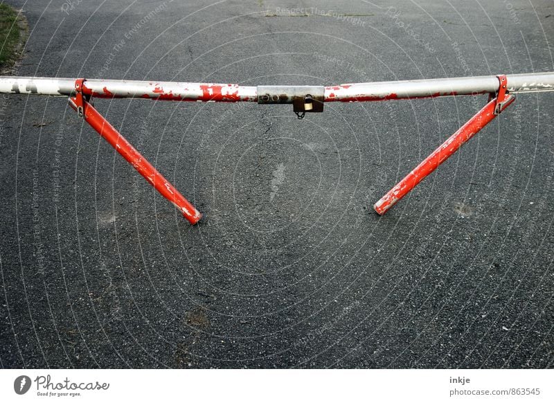 Ende Gelände Menschenleer Platz Barriere Asphalt Verkehr Verkehrswege Straßensperre Schloss Eisentor Metallstange grau rot Verbote Wege & Pfade geschlossen