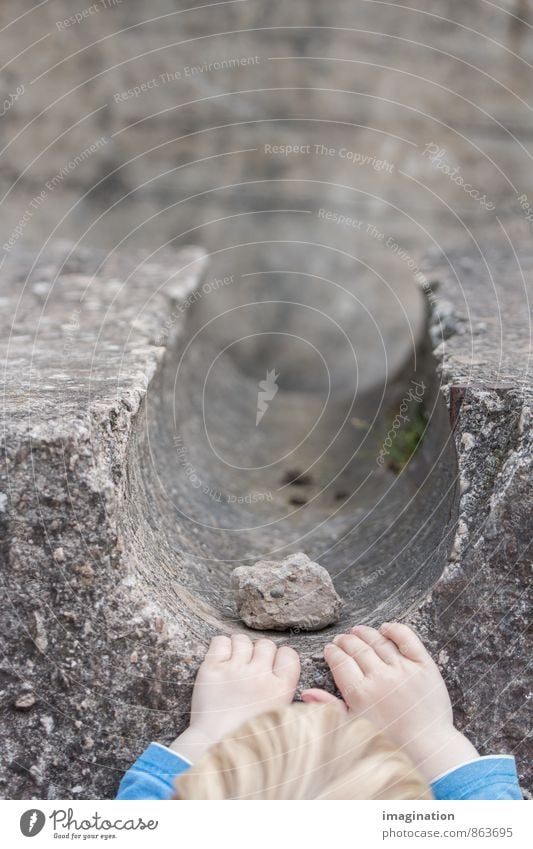 Kinderhände Mensch Kleinkind Hand 1 1-3 Jahre Mauer Wand Stein entdecken Spielen hoch klein Neugier niedlich oben geduldig Interesse Enttäuschung