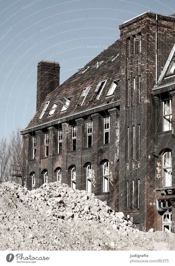 Industrieromantik notleidend Ruine Fassade Backstein Verfall Hannover Fabrik Gummi Macht historisch Schicksal Krieg nutzlos sinnlos Altmaterial Rost Angst