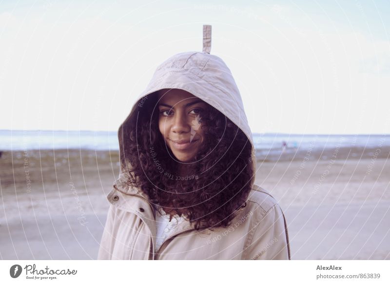 getarnt/ mit Zipfel Wohlgefühl Erholung Ausflug Sommer Strand Meer Wattenmeer Junge Frau Jugendliche 18-30 Jahre Erwachsene Wind Küste Nordsee Jacke Kapuze