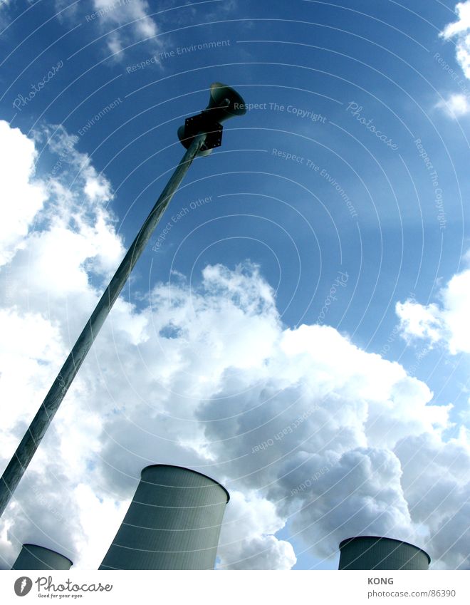 achtung Froschperspektive Megaphon Lautsprecher Alarm Himmel Wolken Warnsignal Wetter Industrie Kraft a la rodschenko Turm Wasserdampf Blauer Himmel steam