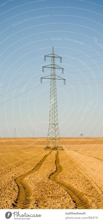 Strommast auf der Flucht Ackerboden Elektrizität Kabel Feld Reifenspuren Hochspannungsleitung Traktorspur Industrie Leitung Spuren Schönes Wetter Himmel