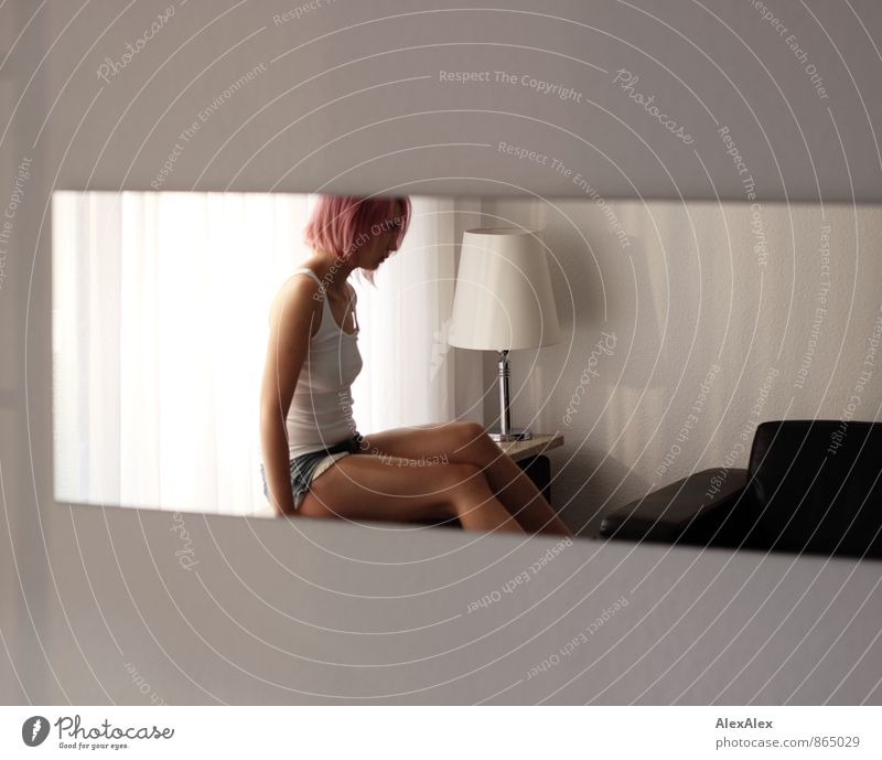 beschränktes Panorama Wohnzimmer Wohnung Spiegelbild Tischlampe Junge Frau Jugendliche 18-30 Jahre Erwachsene Jugendkultur Punk Unterhemd Hotpants langhaarig