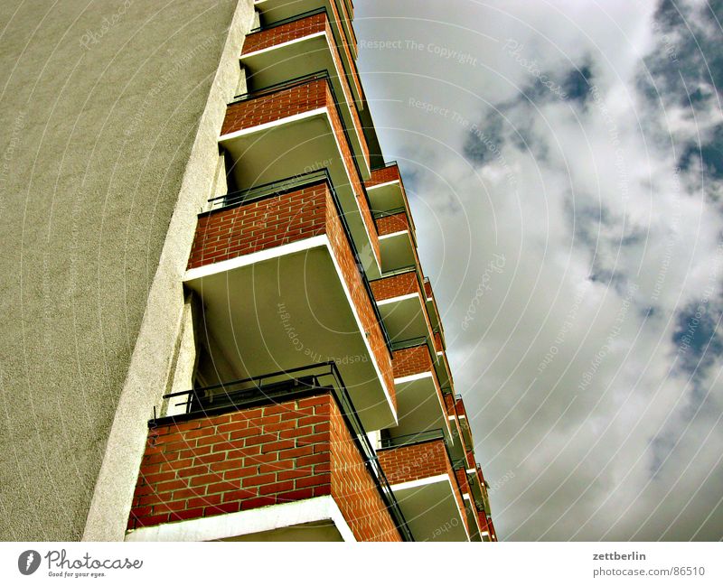 Mittlere Wohnlage V Haus Balkon Froschperspektive Wolken Himmel aufwärts himmelwärts Zentralperspektive Bildausschnitt Anschnitt Wolkenhimmel Wohnhochhaus