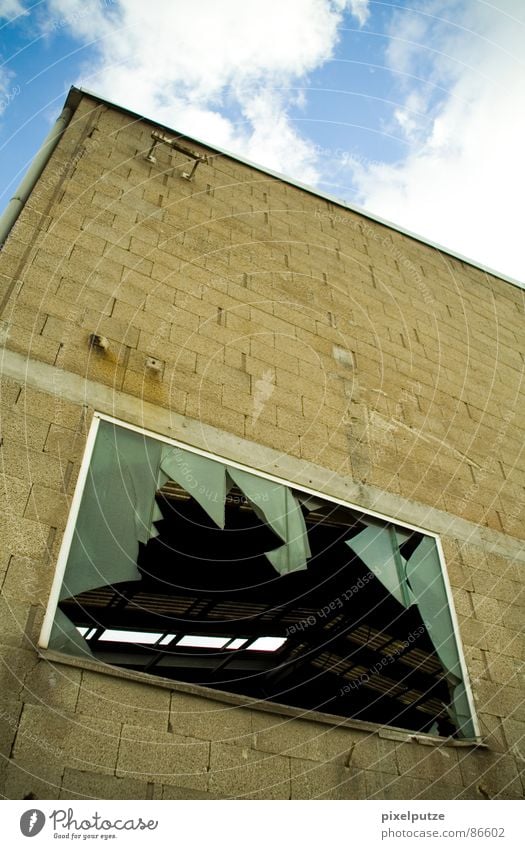 luftiger durchblick eskalieren Fenster Fensterscheibe Glasscheibe gebrochen kaputt Glassplitter Haus Lagerhaus krumm Durchblick verfallen Sonnenstrahlen dunkel