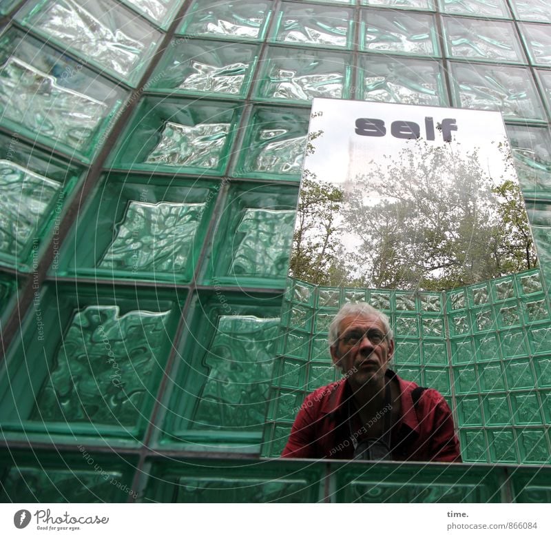 Mann vor Spiegel zwischen Glasbausteinen maskulin 1 Mensch Kunst Ausstellung Kunstwerk Skulptur Mauer Wand Spiegelbild Hemd grauhaarig kurzhaarig beobachten