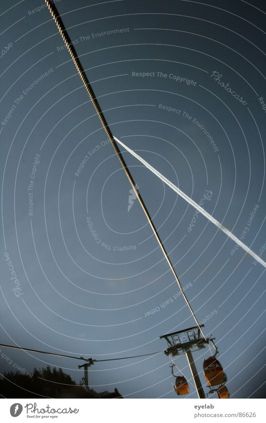 32° Seilbahn Kondensstreifen Flugzeug Stahl Gondellift Winterurlaub Wintersport gekreuzt Schönes Wetter kalt steil tief Berge u. Gebirge Elektrisches Gerät