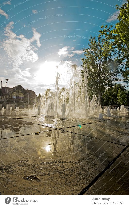 Wasserspiel Umwelt Natur Wassertropfen Himmel Wolken Wetter Schönes Wetter Pflanze Baum Balatonfüred Ungarn Stadt Haus Platz Spielen Flüssigkeit nass blau