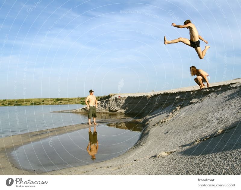 flugente springen Pfütze Sommer Aktion reflektion. tagebau fliegen Wüste Wasser Freude Dynamik Himmel Schatten hoch Schwimmen & Baden