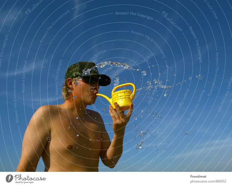 blow spritzen Gießkanne Kannen Sonnenbrille Sommer Physik basekap blasen Wasser Himmel Wärme