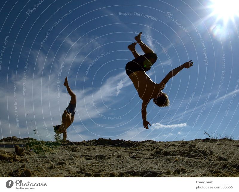 salto Sommer Gegenlicht Salto Rückwärtssalto Aktion Physik heiß Licht Sonne Schatten Freude fun Dynamik Wärme fliegen Himmel