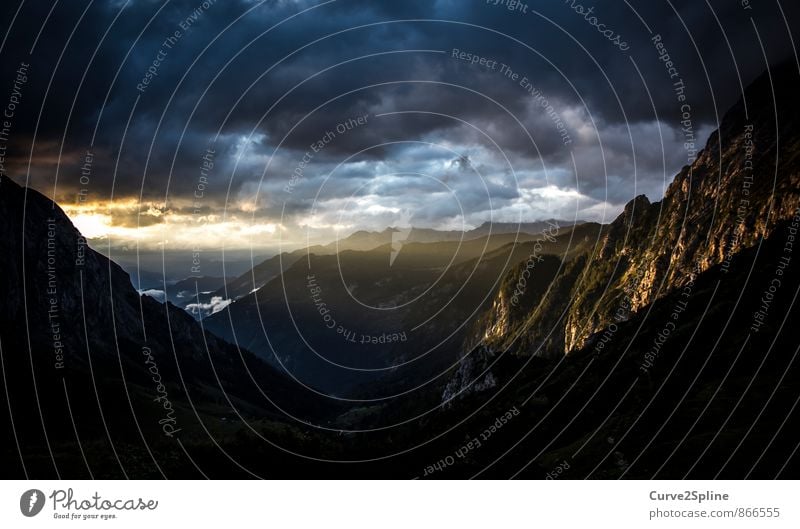 Bergwelt Natur Urelemente Himmel Gewitterwolken Sommer Wetter schlechtes Wetter Felsen Berge u. Gebirge Gipfel ästhetisch bedrohlich dunkel Stimmung Leben