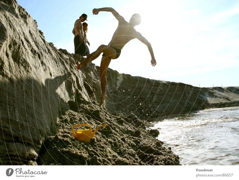 run of the wall Kannen Gegenlicht Gießkanne Aktion Physik anstößig Pornographie Sommer Freude ei hängt aus der hose Wasser rennen Schatten Sonne Himmel Wärme