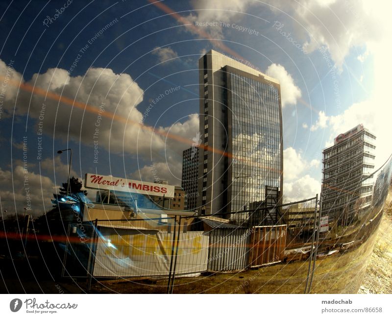 RÜCKBLICKEND BETRACHTET Pfütze wirklich Nebel nass Herbst Haus Hochhaus Gebäude Material Fenster live Block Beton Etage trist dunkel Leidenschaft Spiegel