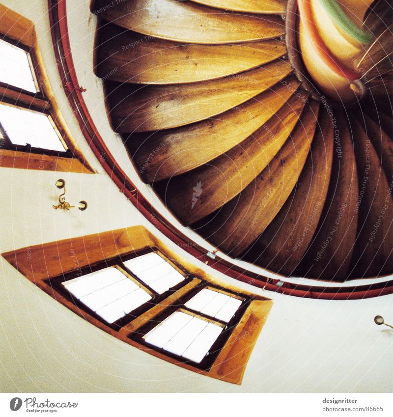 Gewunden Windung Wendeltreppe Holz Fenster Treppenhaus Holzmehl Detailaufnahme Mansfeld biegen Turm Burg oder Schloss stairs loop helical stair spiral stair