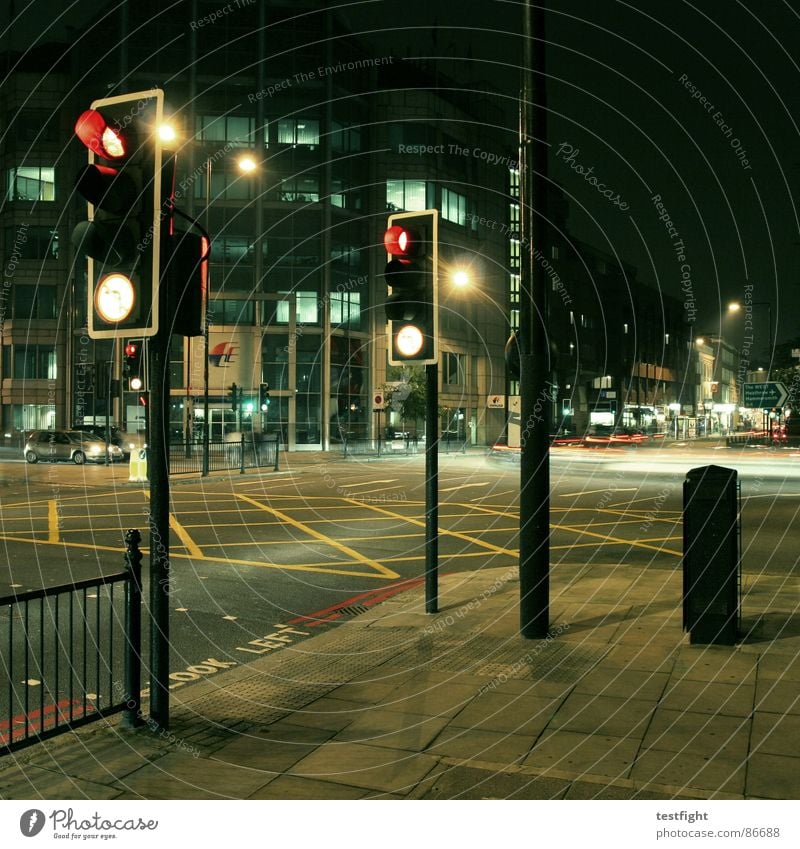 look left London Lampe Licht Laterne Ampel KFZ rot Zebrastreifen links Verkehrswege heathrow night on earth red light schau links traffic traffic light Mischung