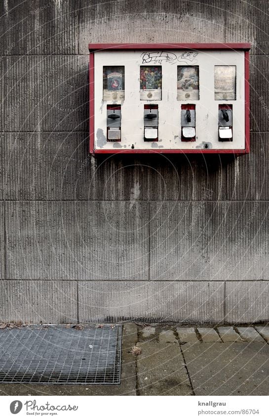 Kindheitserinnerung Weingummi Kaugummiautomat Automat bezahlen Spielzeug Süßwaren Wand Wohngebiet Fassade Altbau Wachstum alt erinnern Sanieren früher schnökern