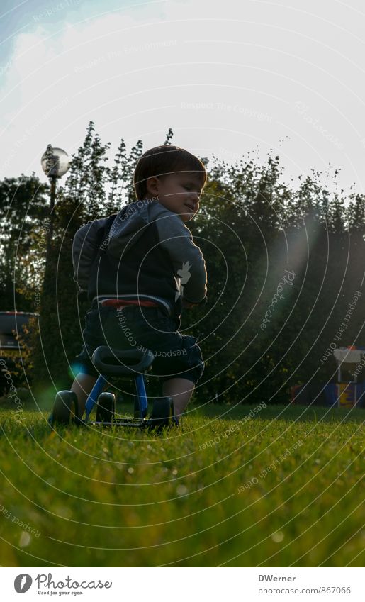 Tschüss Freizeit & Hobby Fahrradtour Fahrradfahren maskulin Kleinkind Junge 1 Mensch 1-3 Jahre Natur Gras Wiese rennen glänzend Lächeln Spielen Freundlichkeit