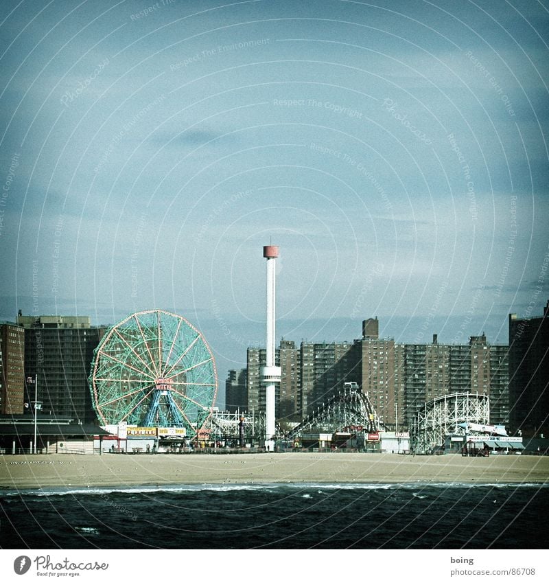 still trying to raise a smile from sporty Schenny New York City Turm Atlantik Riesenrad Rakete vergangen Achterbahn Freude Vergnügungspark Meer Wohnhochhaus