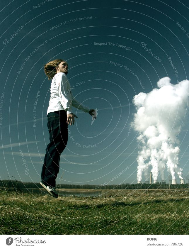 abflug zügellos wegfahren Schweben springen abgehoben Wolken Kraft Haare & Frisuren hüpfen Wiese Frühling Gras Impuls Himmel UFO Schwung grün Zauberei u. Magie