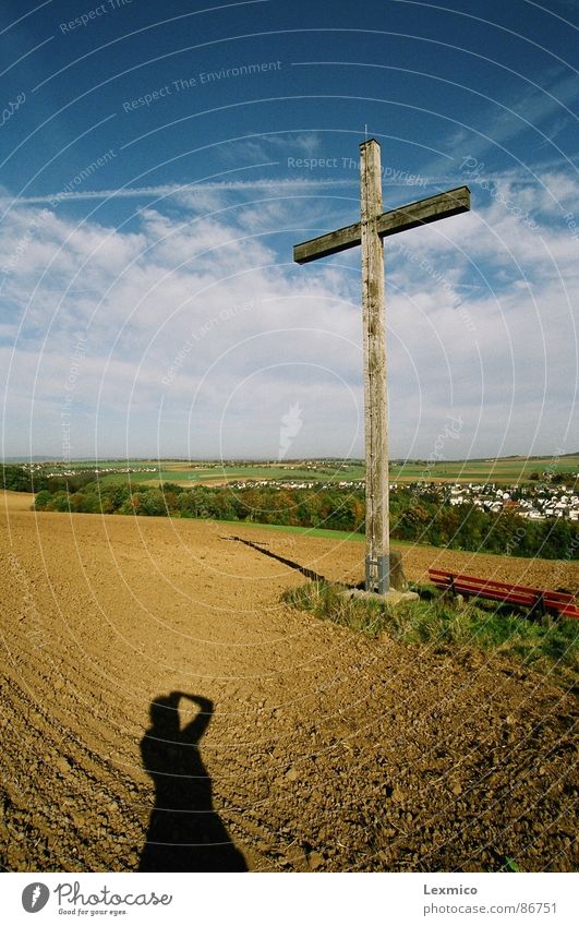 Kreuz auf dem Berg Religion & Glaube Christentum verdunkeln Wahrzeichen Denkmal Blauer Himmel schönwetter Landschaft Rücken Schatten Aussicht gottesglauben