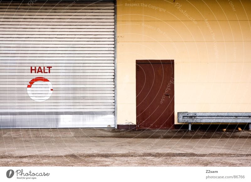 halt - TOR Halt stoppen rot Garage kaputt Teer Asphalt Typographie Buchstaben Wort sehr wenige Stil Leitplanke Verkehr Parkplatz braun Wand Architektur Tor