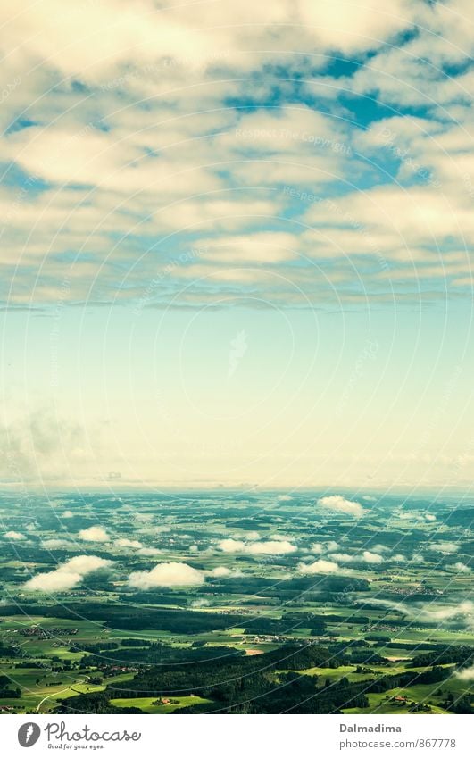 über den Wolken Berge u. Gebirge wandern Umwelt Natur Landschaft Himmel Horizont Klima Wetter Schönes Wetter Feld fliegen hell grün türkis Bergsteiger Luft