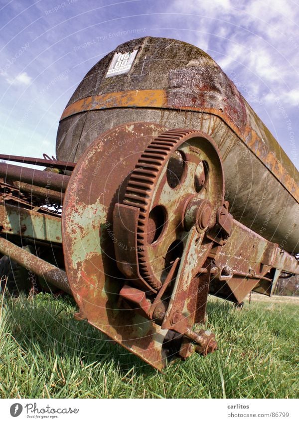 Du hast ja 'n Rad ab!!  2 Landwirtschaft Bauernhof Schrott Gras grün nutzlos Antrieb Vergänglichkeit exzenter abgehängt Tank Zahnrad antriebsrad Eisenoxid