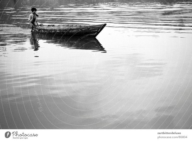 Überfahrt See Wasserfahrzeug Monochrom ruhig Schwarzweißfoto Junge Fluss