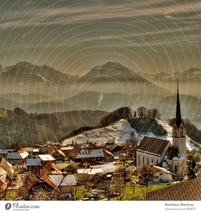 dörfchen Dorf Nebel Haus Bergkette Bergbewohner Kuhdorf Nebelschleier Nest Hochebene Kleinstadt Schleier Alm Berge u. Gebirge Himmel trübung Dorfschule