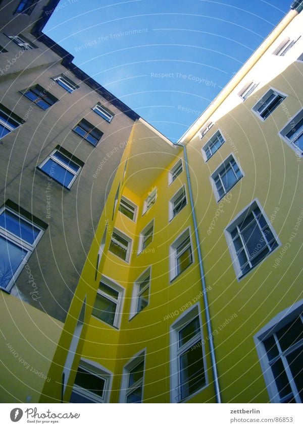 Mittlere Wohnlage VI Haus Fassade Froschperspektive Fenster Stadthaus Berlin aufwärts himmelwärts Zentralperspektive Hinterhof Renoviert Sanieren Renovieren