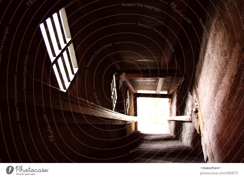 downstairs dunkel Fenster Licht Rothenburg ob der Tauber fremd gefährlich Sturz Holz historisch Deutschland Wahrzeichen Denkmal Treppe dark Geländer Stadtmauer