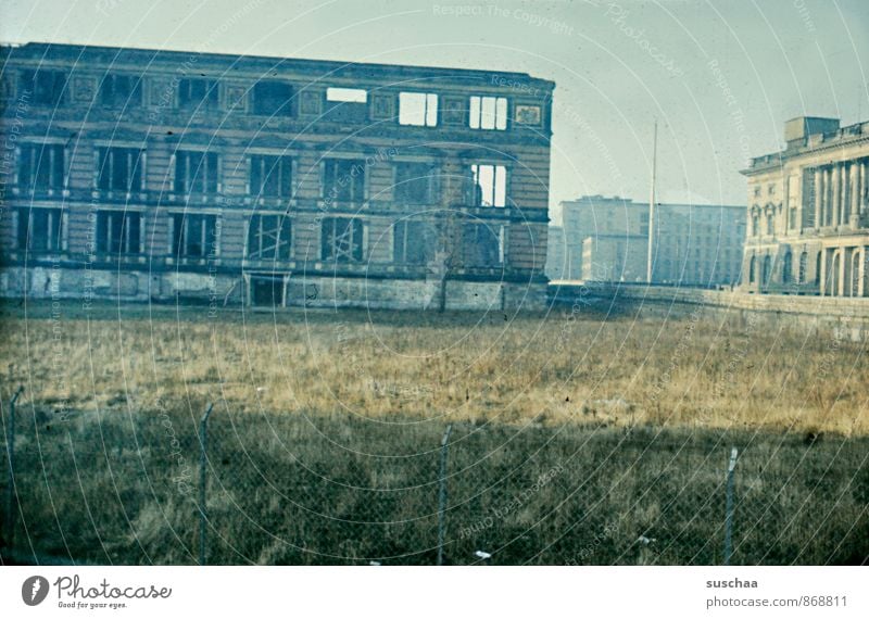 einst in deutschland .. Stadt Hauptstadt Menschenleer Industrieanlage Ruine Gebäude Architektur Fassade Sehenswürdigkeit Beton alt gigantisch Nostalgie Verfall