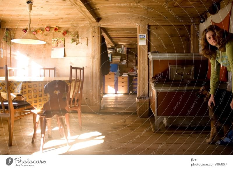 gemütliche Stube! Holzstuhl Beleuchtung Haus Esszimmer Tisch Holztisch Licht Balken Fenster Eisen Frau Bücherregal Wohnzimmer Diehle Sutra Stuhl sitzen Sonne