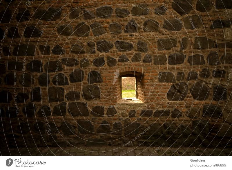 Fenster zum Hof Versteck Grenzbefestigung Mauer Backstein Festung gefangen Loch Fluchthelfer Sommerloch Haftstrafe Detailaufnahme historisch Freiheit Stein