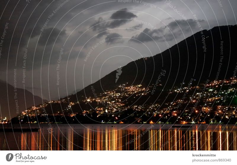 una notte speciale Wasser Himmel Wolken Gewitterwolken Nachthimmel Sommer See Lago Maggiore Dorf Stadt leuchten gelb grau orange Kanton Tessin Schweiz