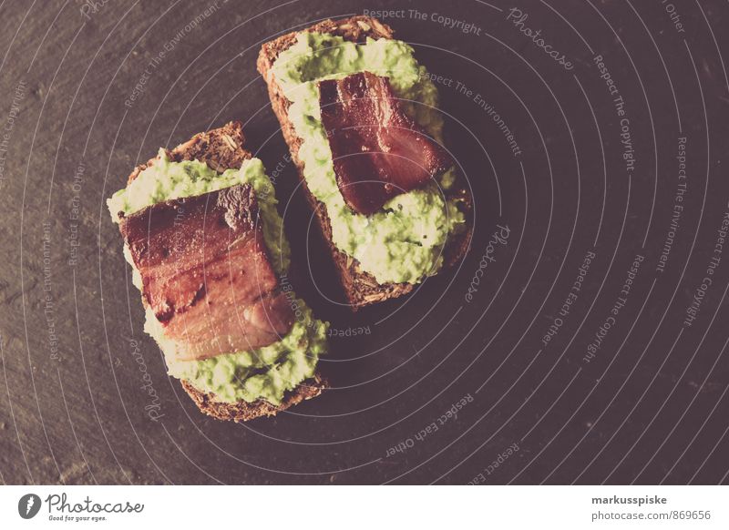 erbsenpüree mit gebratenen speck Lebensmittel Wurstwaren Gemüse Salat Salatbeilage Getreide Kräuter & Gewürze Öl Erbsen Speck Brot Brotbelag Ernährung Essen