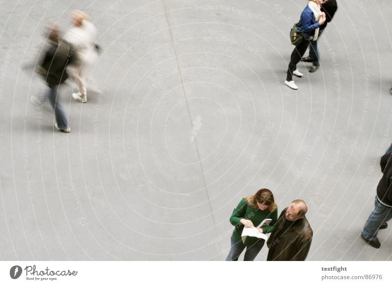 speak see remember See Trennung gehen stehen England grau Mensch Aktion Bewegung Umgebung gelb rot grün braun Zusammensein Quadrat Ausstellung Fairness