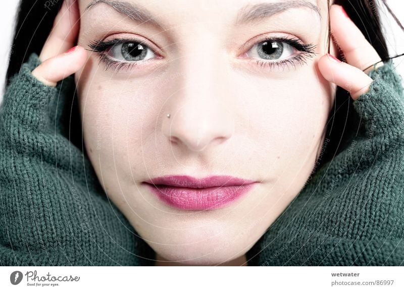 close view Handschuhe Trauer Porträt Frau Gesicht Flirten Langeweile Verzweiflung face Auge Mund Nase nose eyes mouth Traurigkeit sad woman