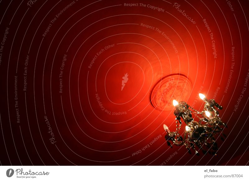 langeweile zu hause Kronleuchter schwarz rot Licht dunkel Reichtum Bla Detailaufnahme rosette (iiiiiih) kaputte glühbirne Schatten verrückt lüster Barock