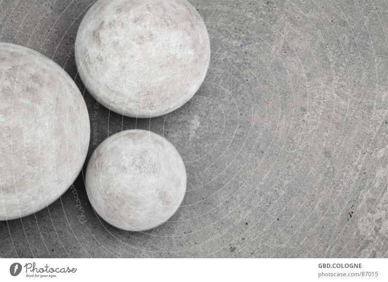 rundes Dreierlei ruhig Dekoration & Verzierung Herbst Stein Kugel fest kalt grau Trauer Verzweiflung steinig Mineralien Tag Beton Schwarzweißfoto Außenaufnahme