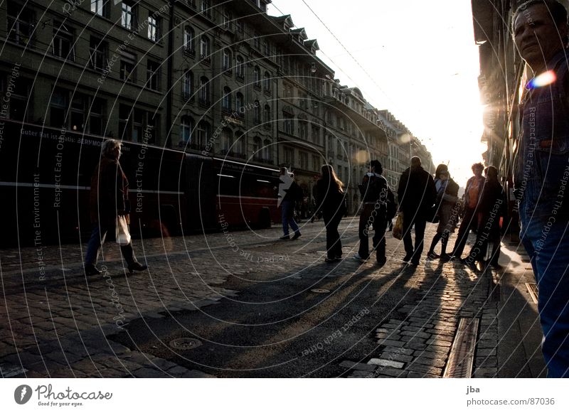 Spittelgass Spaziergang Promenade Haus Häuserzeile Gasse Hauptstraße Sonnenuntergang Licht stehen gehen fahren Teer repariert rot grau Fenster Berlin Schweiz