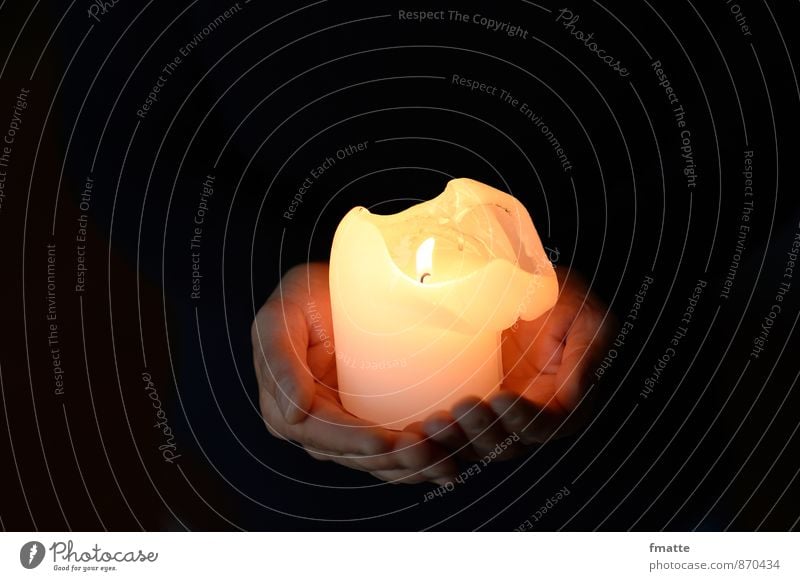 Hände feminin Hand 1 Mensch 30-45 Jahre Erwachsene Kerze Zeichen Erholung heiß Stimmung Sicherheit Geborgenheit Romantik Güte Glaube Religion & Glaube Gebet