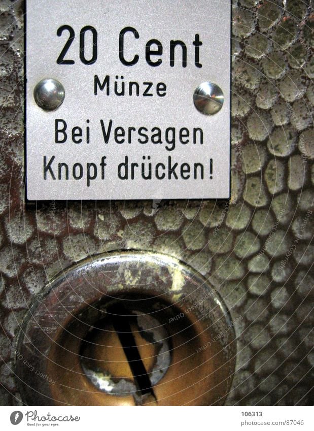 GELDFRESSENDE SCHLANGENHAUT Hinweisschild Warnschild alt Automat Cent Einwurfschlitz Text Typographie Lateinische Schrift Bildausschnitt Anschnitt