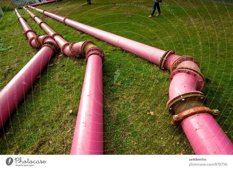 Red Tube Röhren Eisenrohr Leitung Rohrleitung Pipeline Klempner Installationen entwässern gießen melioration Flansch 3 parallel Gras Wiese Baustelle Wasserrohr