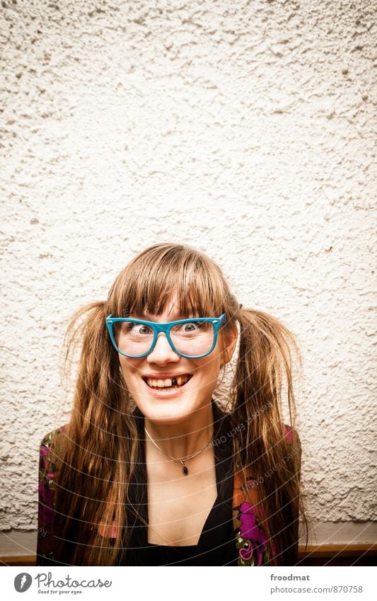 she's got the look Party Geburtstag Mensch feminin Junge Frau Jugendliche Erwachsene 1 Accessoire Brille brünett blond langhaarig Zopf lachen schön lustig