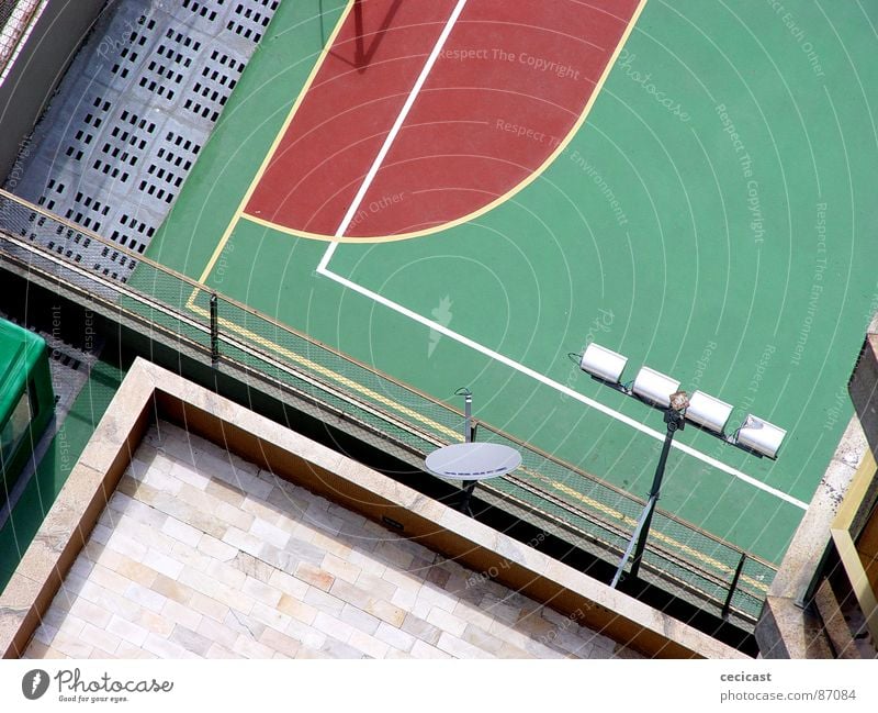 playback Rio de Janeiro American Football Abteilung Detailaufnahme court football bricks lights geometry wire fence perspective lines red space intersection